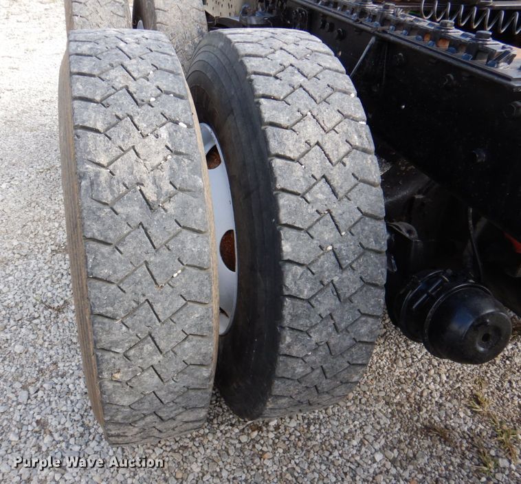 image for item DK1250 2000 Volvo Autocar  semi truck