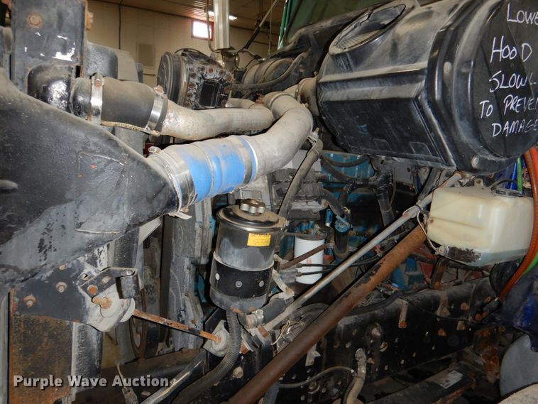 image for item DK1250 2000 Volvo Autocar  semi truck