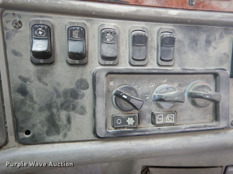 image for item DK1358 2009 Peterbilt 387  semi truck