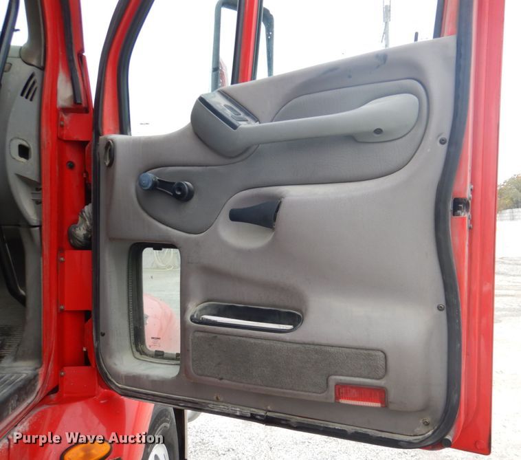 image for item DK1358 2009 Peterbilt 387  semi truck