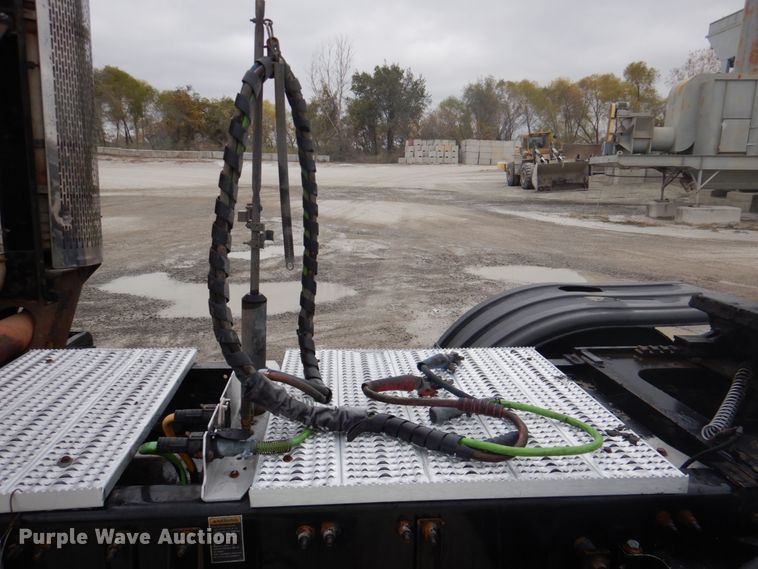 image for item DK1358 2009 Peterbilt 387  semi truck