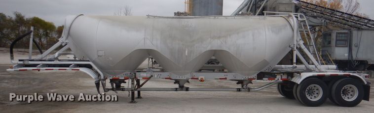 image for item DK1359 2005 Heil  pneumatic dry bulk trailer