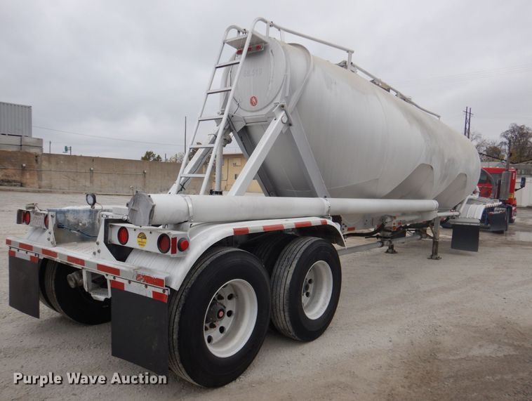 image for item DK1359 2005 Heil  pneumatic dry bulk trailer