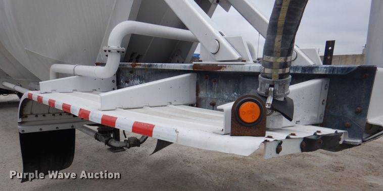 image for item DK1359 2005 Heil  pneumatic dry bulk trailer