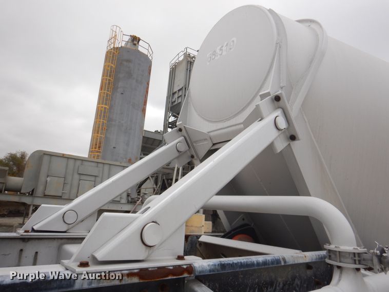 image for item DK1359 2005 Heil  pneumatic dry bulk trailer