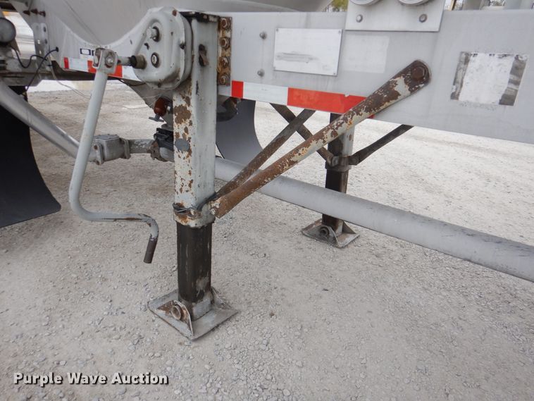 image for item DK1359 2005 Heil  pneumatic dry bulk trailer