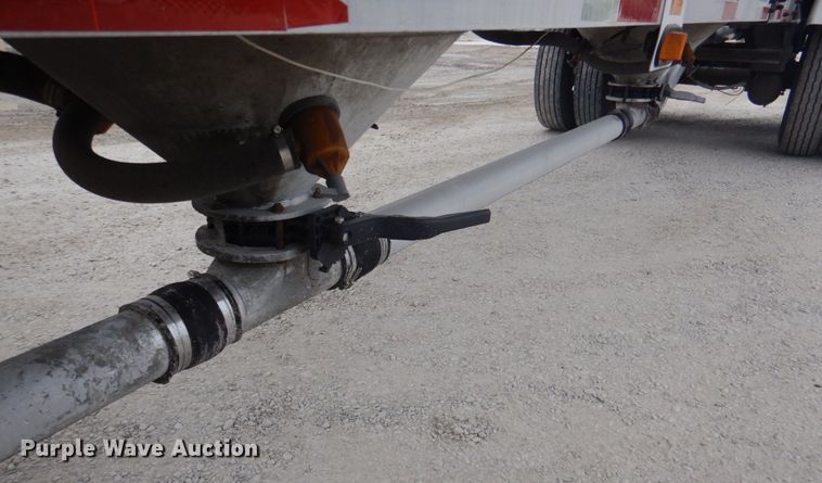 image for item DK1359 2005 Heil  pneumatic dry bulk trailer