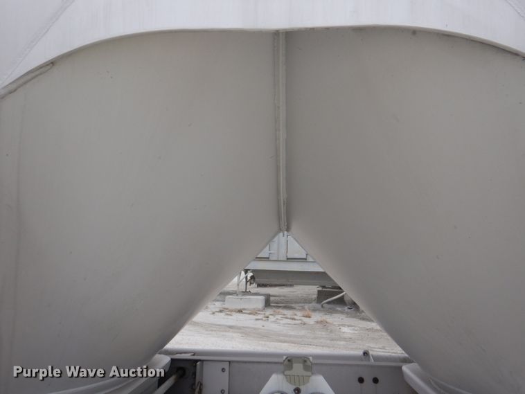 image for item DK1359 2005 Heil  pneumatic dry bulk trailer