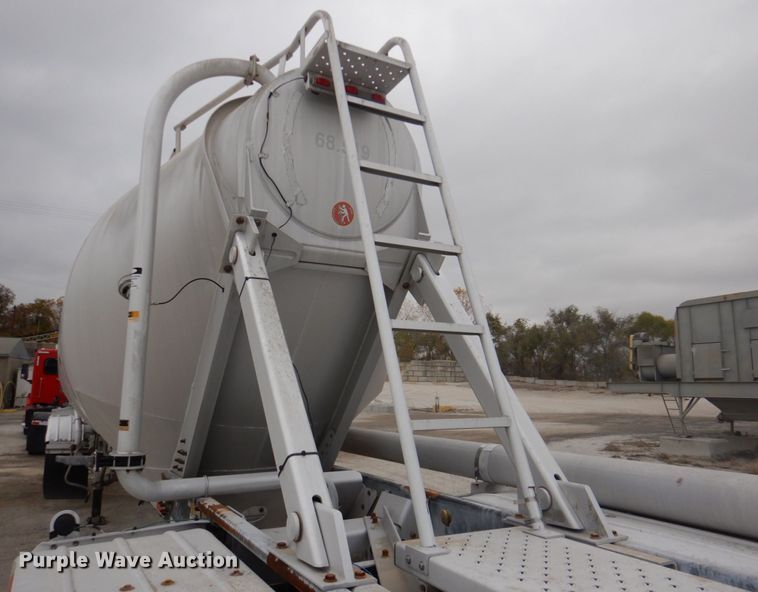 image for item DK1359 2005 Heil  pneumatic dry bulk trailer