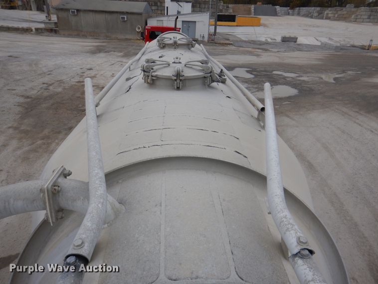 image for item DK1359 2005 Heil  pneumatic dry bulk trailer