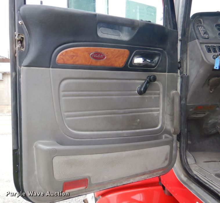 image for item DK1360 2011 Peterbilt 386  semi truck