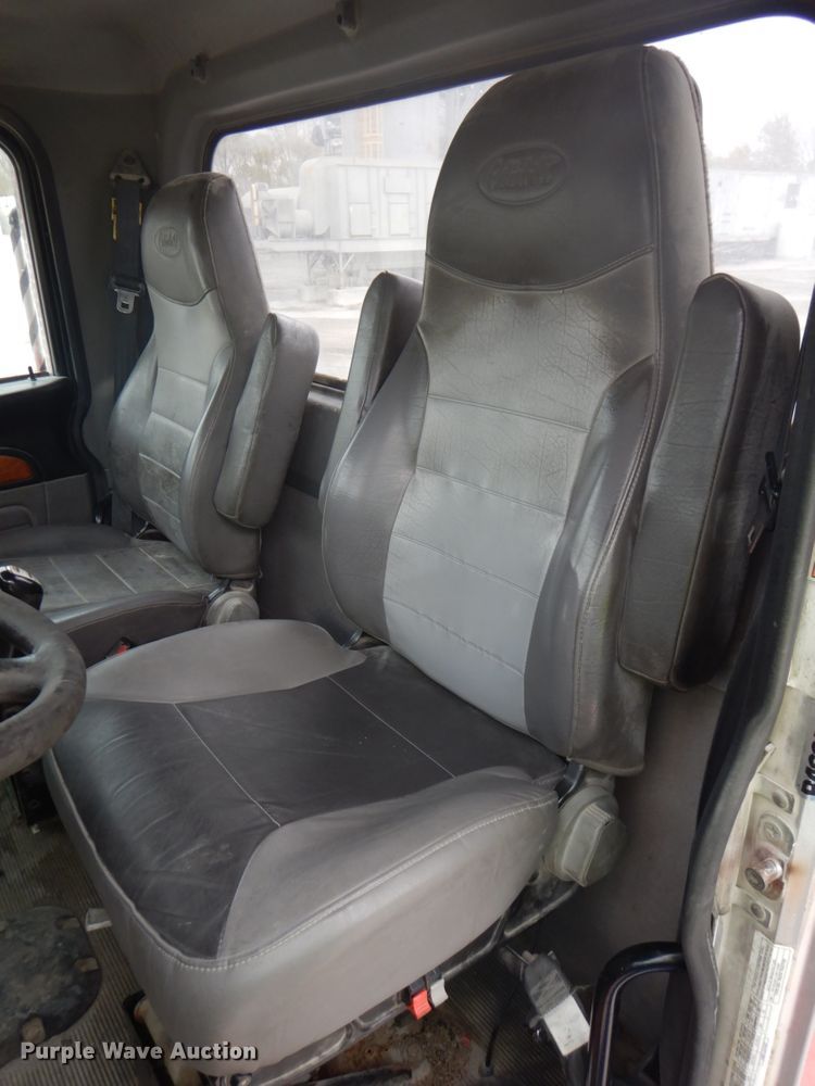 image for item DK1360 2011 Peterbilt 386  semi truck