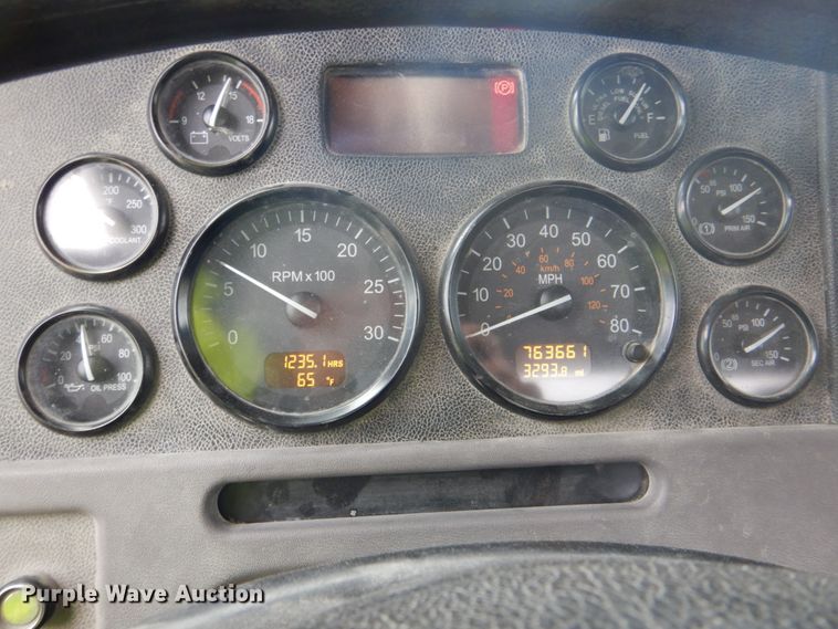 image for item DK1360 2011 Peterbilt 386  semi truck