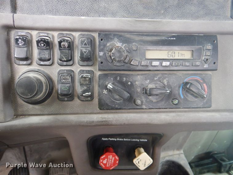 image for item DK1360 2011 Peterbilt 386  semi truck