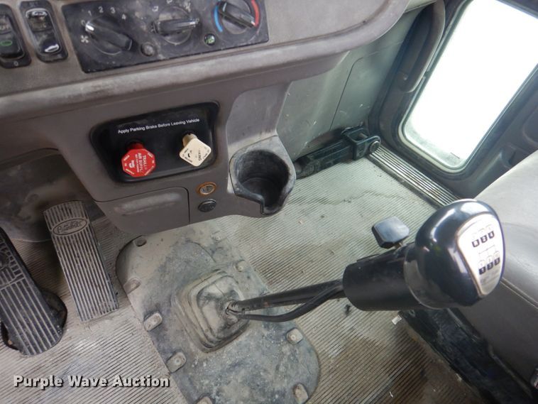 image for item DK1360 2011 Peterbilt 386  semi truck