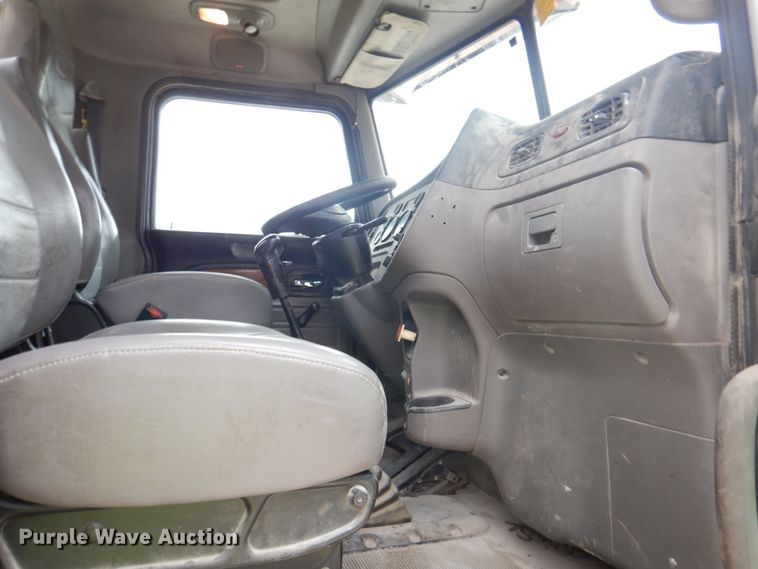 image for item DK1360 2011 Peterbilt 386  semi truck