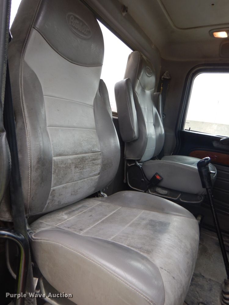 image for item DK1360 2011 Peterbilt 386  semi truck