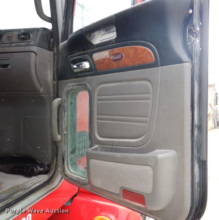 image for item DK1360 2011 Peterbilt 386  semi truck