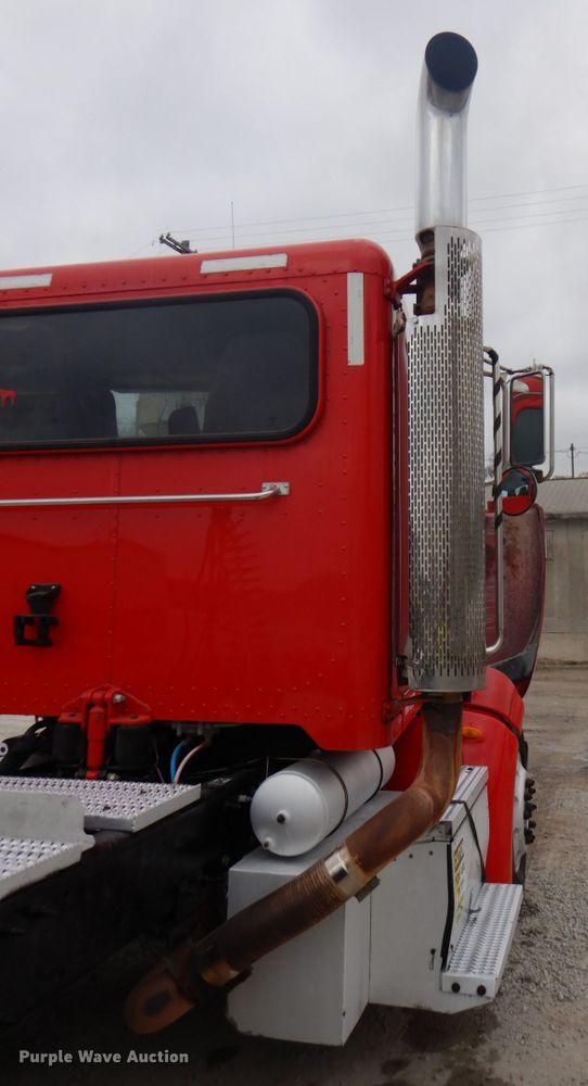 image for item DK1360 2011 Peterbilt 386  semi truck