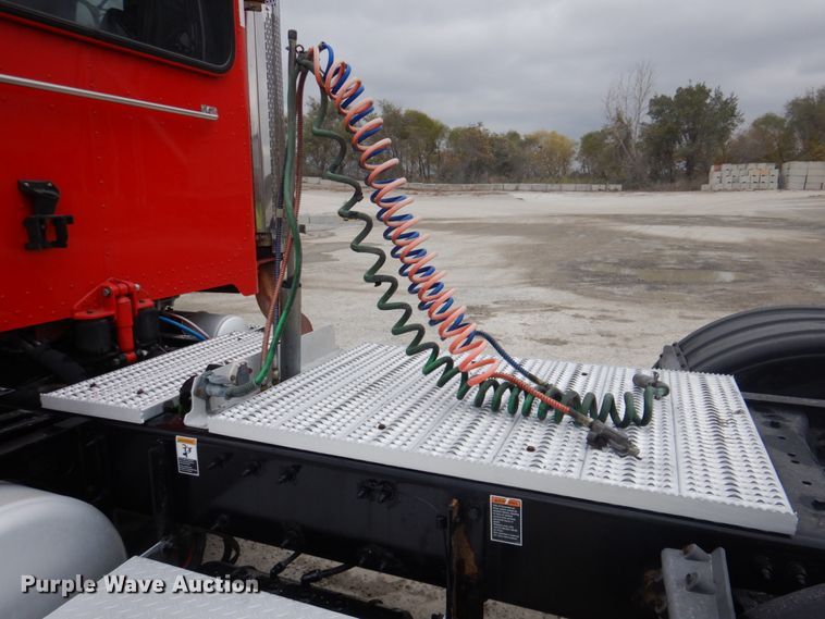 image for item DK1360 2011 Peterbilt 386  semi truck