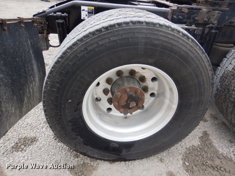 image for item DK1360 2011 Peterbilt 386  semi truck