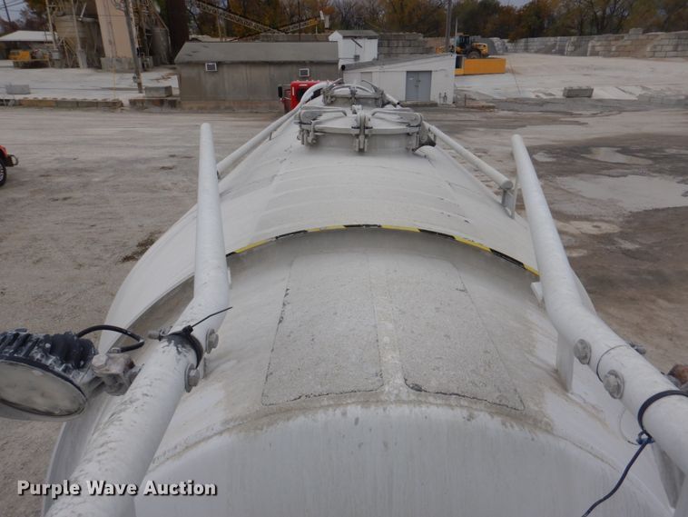 image for item DK1361 2007 Heil  pneumatic dry bulk trailer