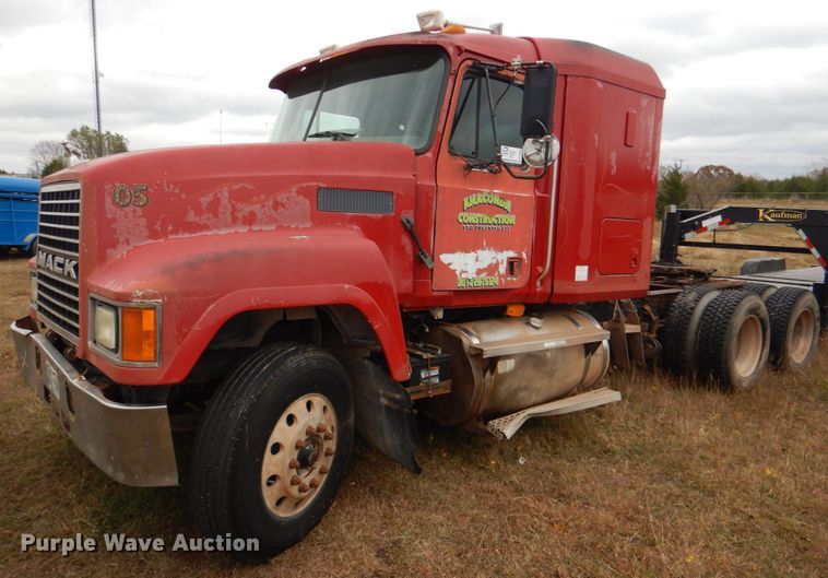 image for item DL0689 2001 Mack CH612  semi truck