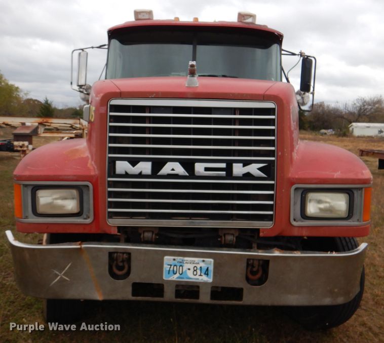 image for item DL0689 2001 Mack CH612  semi truck