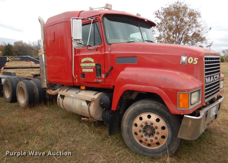 image for item DL0689 2001 Mack CH612  semi truck