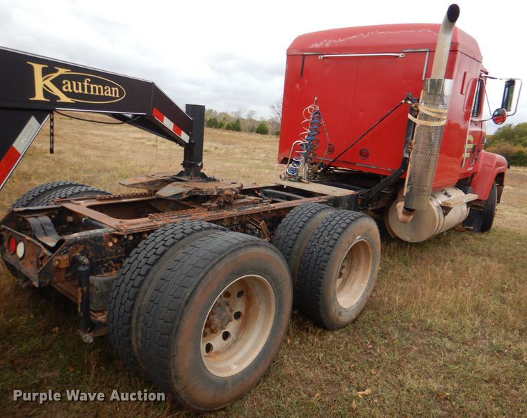 image for item DL0689 2001 Mack CH612  semi truck