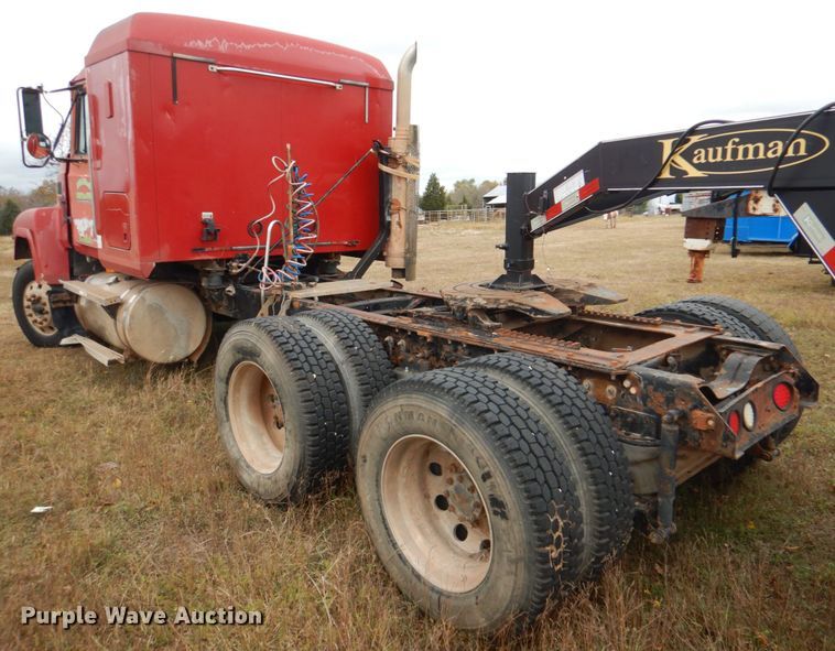 image for item DL0689 2001 Mack CH612  semi truck