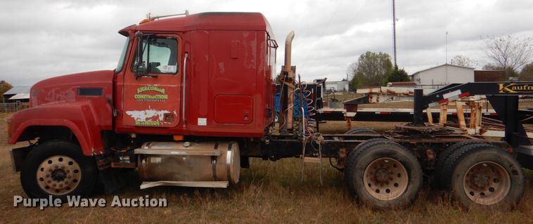 image for item DL0689 2001 Mack CH612  semi truck