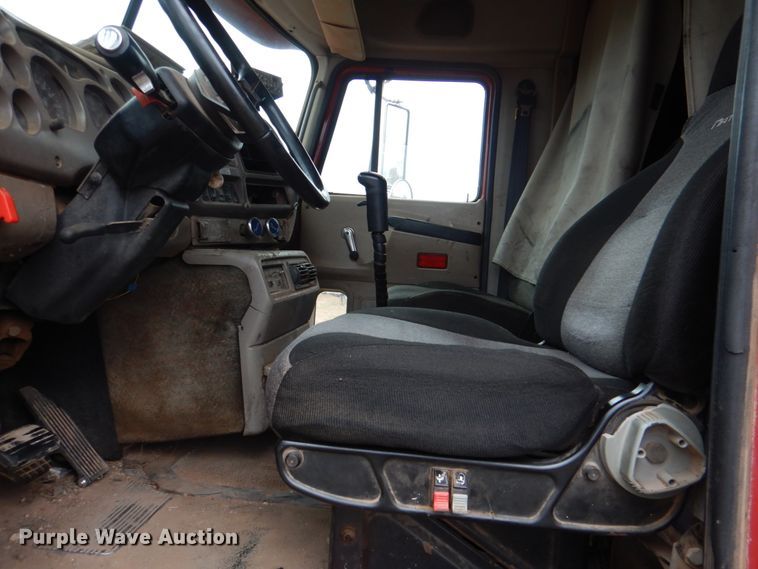 image for item DL0689 2001 Mack CH612  semi truck