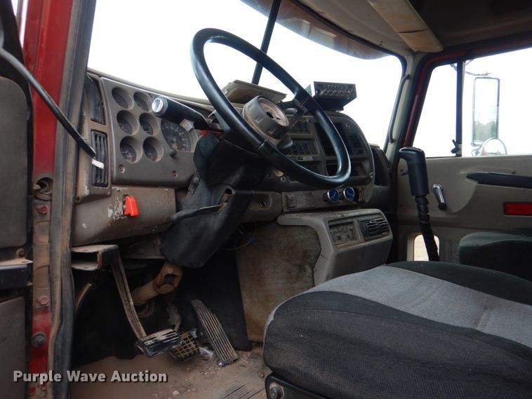 image for item DL0689 2001 Mack CH612  semi truck