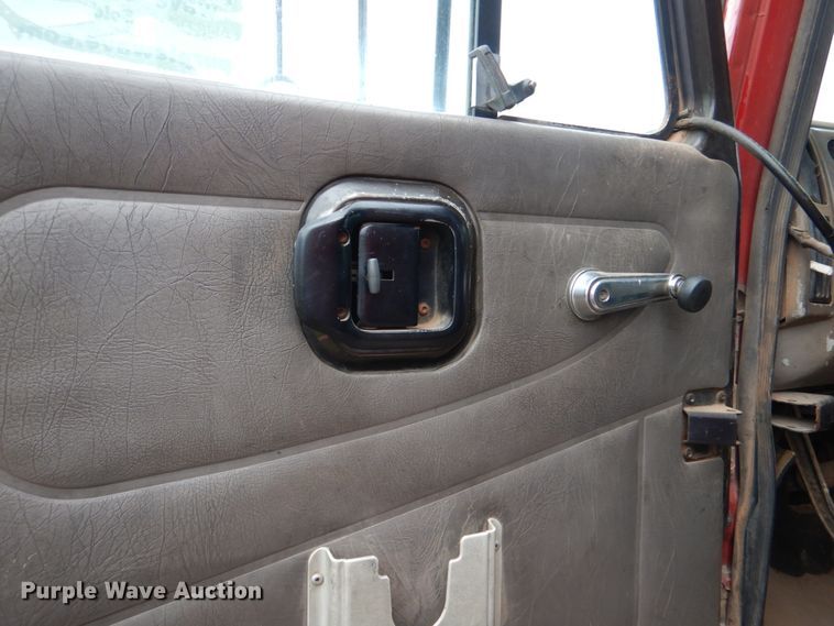 image for item DL0689 2001 Mack CH612  semi truck