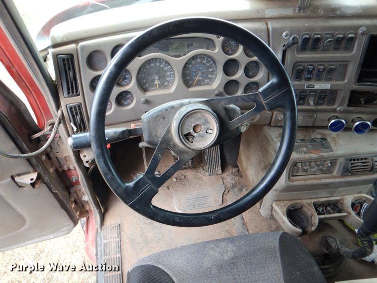 image for item DL0689 2001 Mack CH612  semi truck