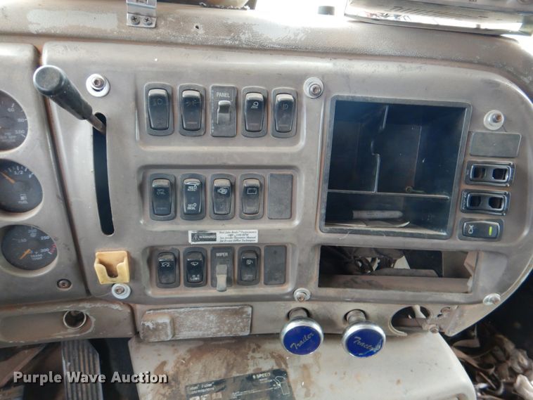 image for item DL0689 2001 Mack CH612  semi truck