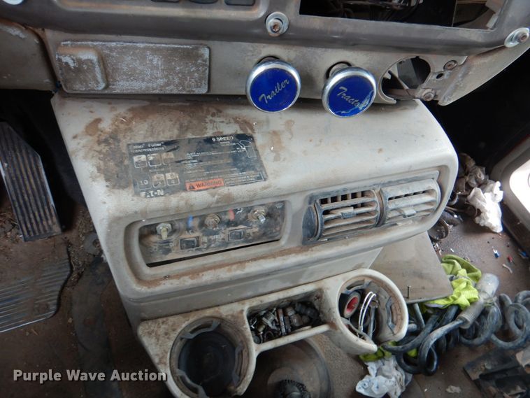 image for item DL0689 2001 Mack CH612  semi truck