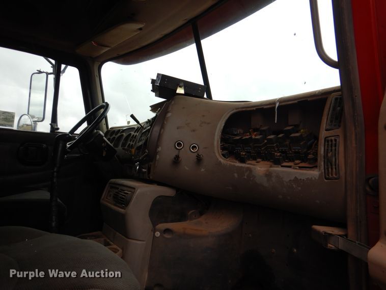 image for item DL0689 2001 Mack CH612  semi truck