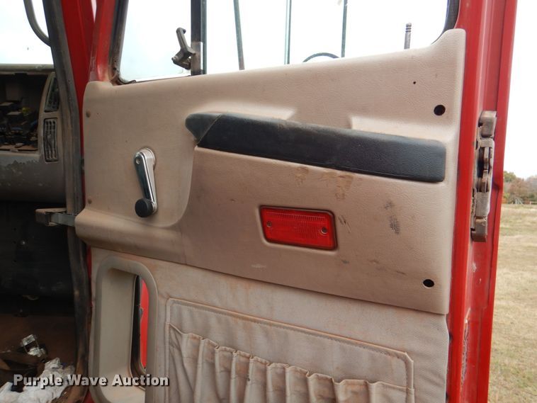 image for item DL0689 2001 Mack CH612  semi truck