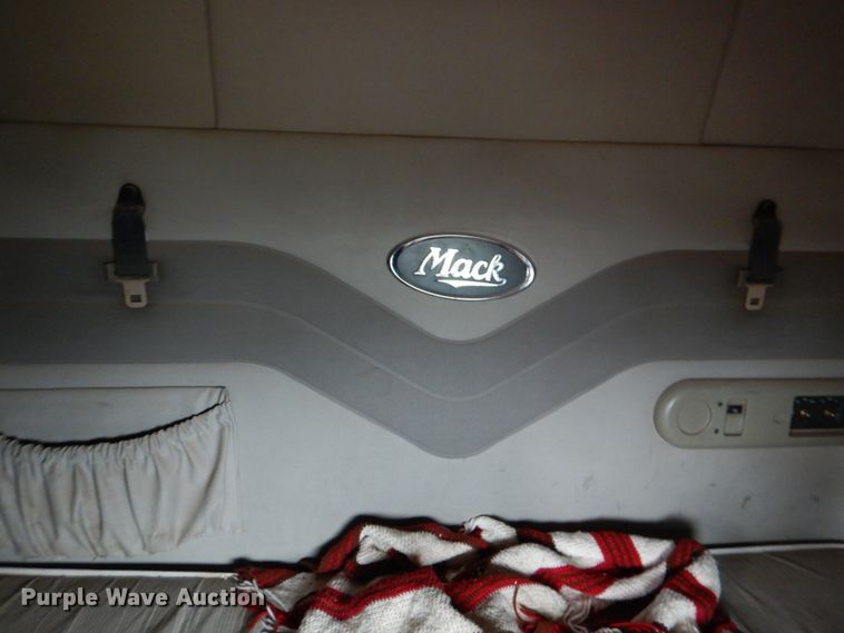 image for item DL0689 2001 Mack CH612  semi truck