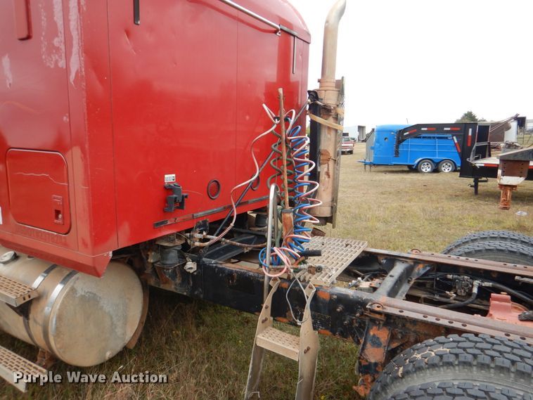 image for item DL0689 2001 Mack CH612  semi truck