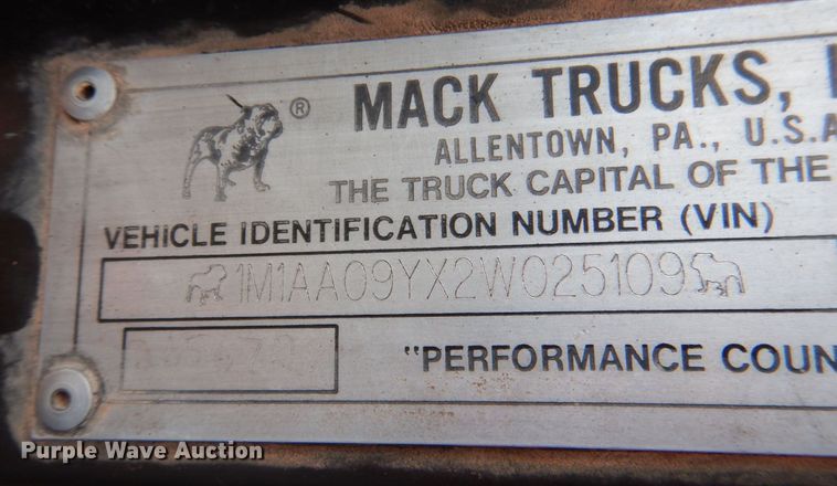 image for item DL0689 2001 Mack CH612  semi truck