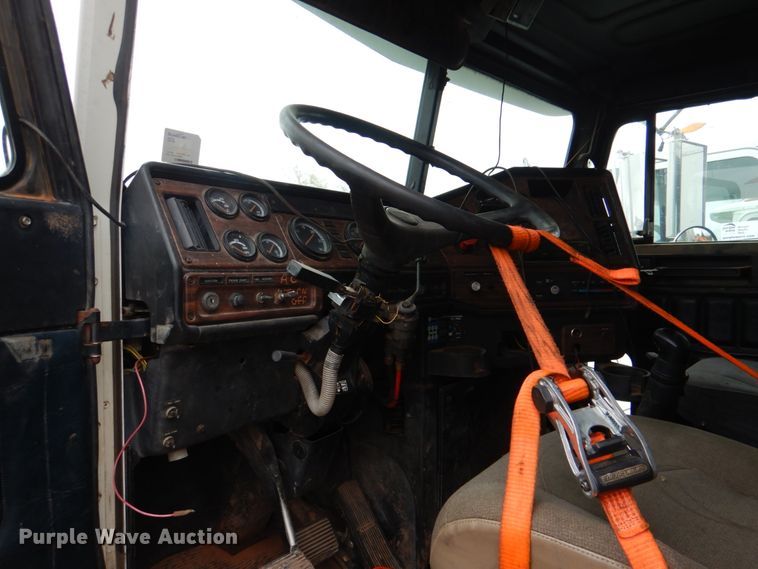 image for item DL0691 1998 Freightliner FLD112  semi truck