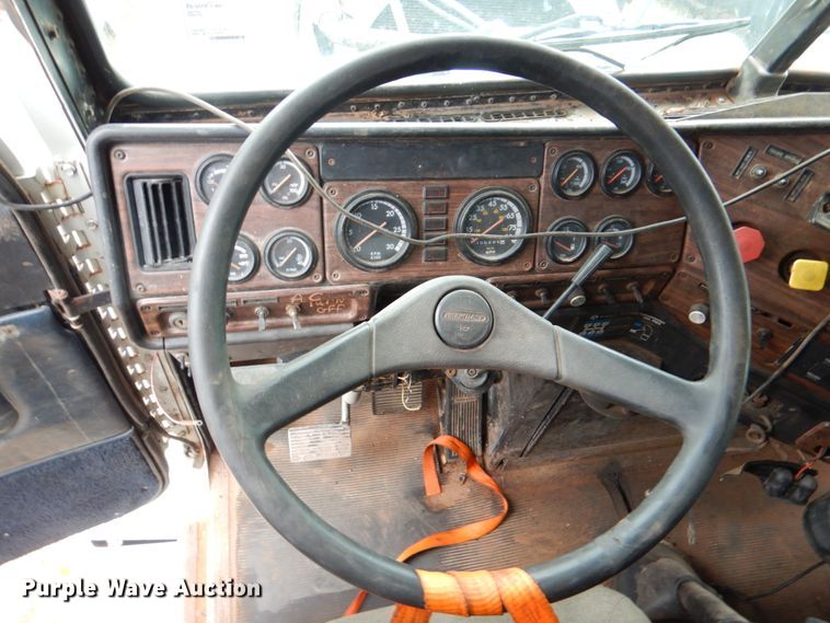 image for item DL0691 1998 Freightliner FLD112  semi truck