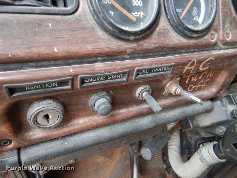 image for item DL0691 1998 Freightliner FLD112  semi truck