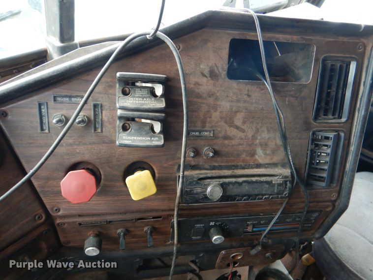 image for item DL0691 1998 Freightliner FLD112  semi truck