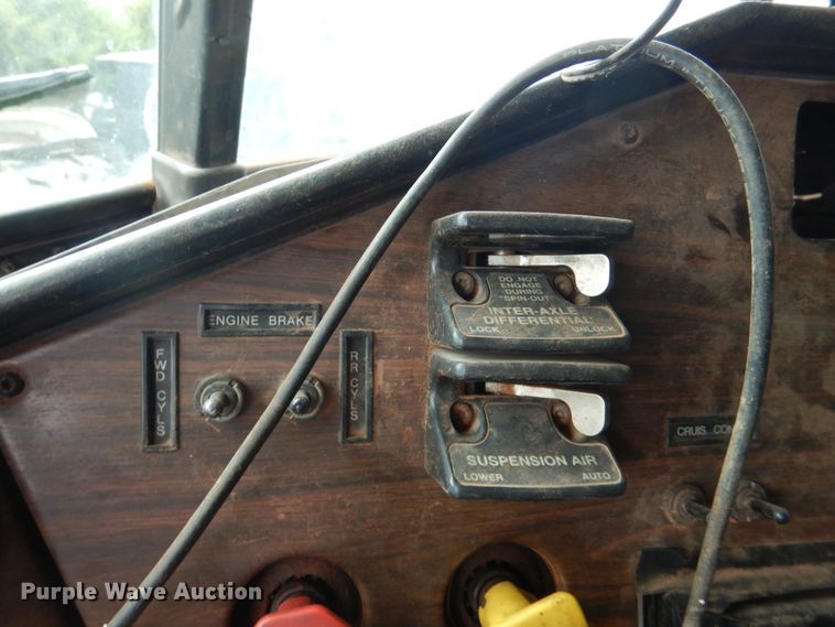 image for item DL0691 1998 Freightliner FLD112  semi truck