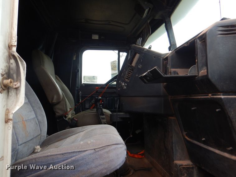 image for item DL0691 1998 Freightliner FLD112  semi truck