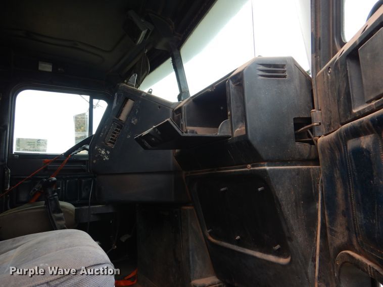 image for item DL0691 1998 Freightliner FLD112  semi truck